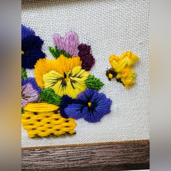 Small Vintage Mid Century Yarn Art Embroidered Box Frame Basket Flower Bouquet - Picture 8 of 9